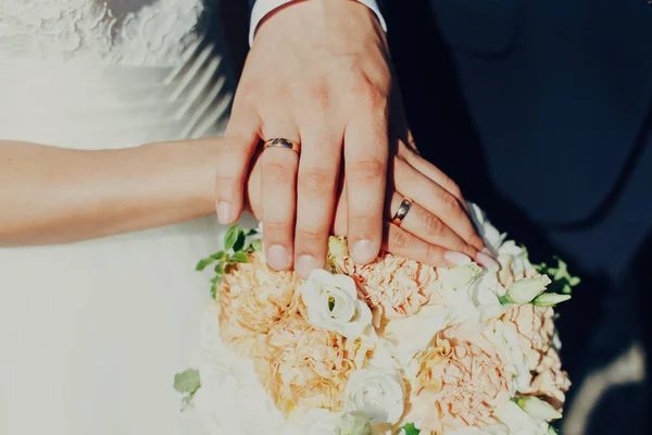 Mãos Noivo Noiva Com Alianças Casamento Buquê Casamento Rosas Duas — Fotografia de Stock