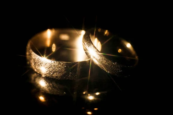 Dvě Zlaté Snubní Prsteny Zblízka — Stock fotografie