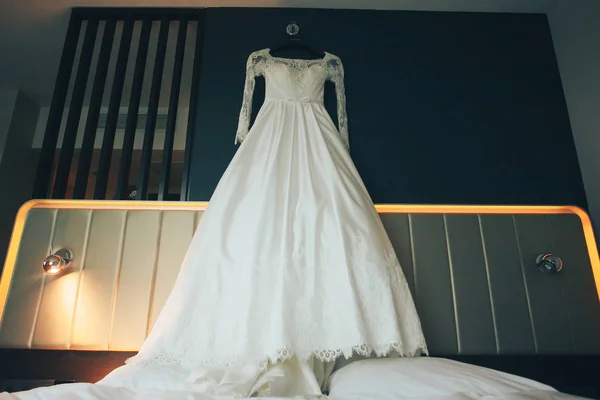 Vestido Noiva Pendurado Seu Cabide — Fotografia de Stock