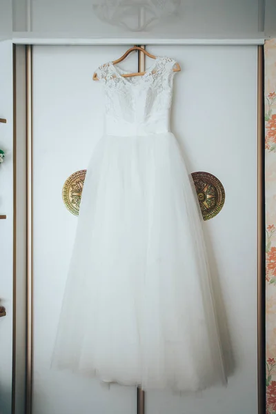 Свадебное Платье Висит Вешалке — стоковое фото