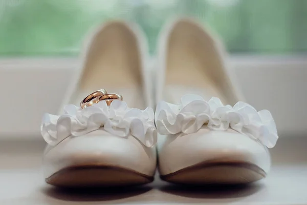 Anéis Casamento Deitado Sapatos Brancos Noiva Janela — Fotografia de Stock