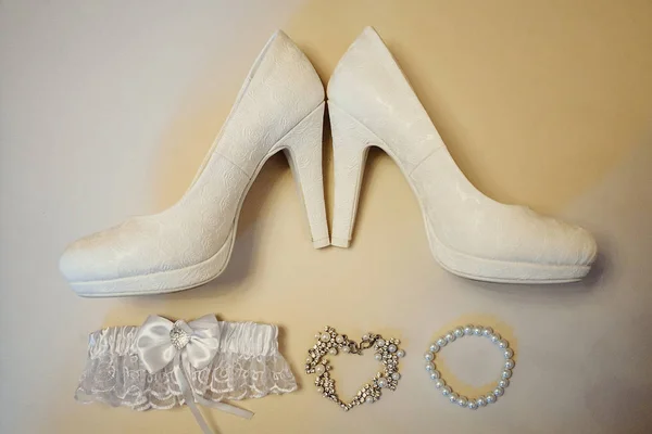 ウェディング アクセサリー花嫁 スタイリッシュな靴 イヤリング ガーター 白い背景の上に立ってです フラット横たわっていた 平面図です 結婚の概念 — ストック写真