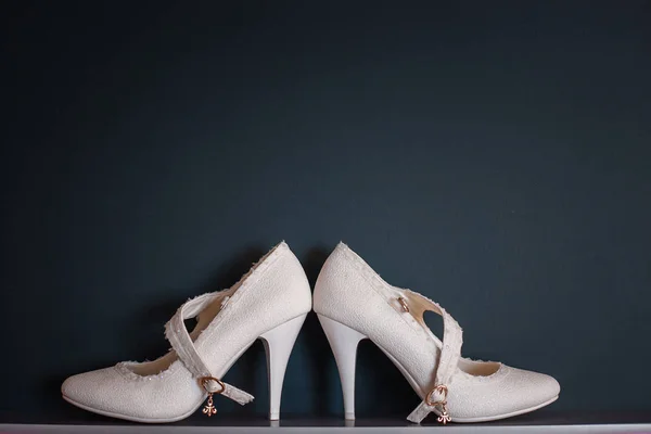 花嫁の結婚式の靴は 暗い背景には — ストック写真
