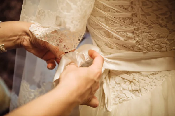 Düğün Elbise Yakın Çekim Bağlama Gelinlik Gelin Düğün Için Hazırlanıyor — Stok fotoğraf