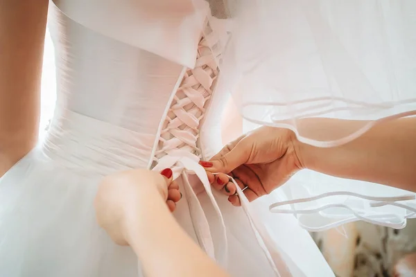 Свадебное Платье Крупным Планом Шнуровка Свадебного Платья Невеста Готовится Свадьбе — стоковое фото