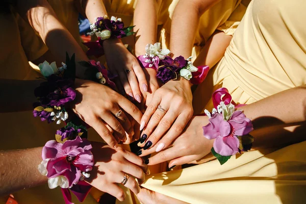 Dama Honra Vestidos Amarelos Estendeu Mãos Com Pulseiras Florais Mãos — Fotografia de Stock