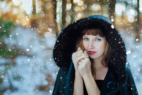Portrait Beautiful Blue Eyed Girl Winter Forest Snowfall — Stock Photo, Image