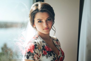 Yakınındaki bir büyük bir otel odasında güzel bir genç gelin portresi