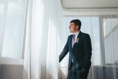 Yakışıklı genç bir adam onun düğün için hazırlanıyor. T portresi