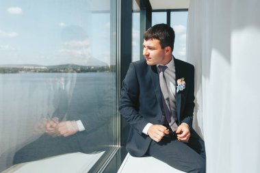 Yakışıklı genç bir adam onun düğün için hazırlanıyor. T portresi