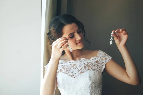 Los preparativos matutinos de la novia para la boda. Novia tratando de o — Foto de Stock