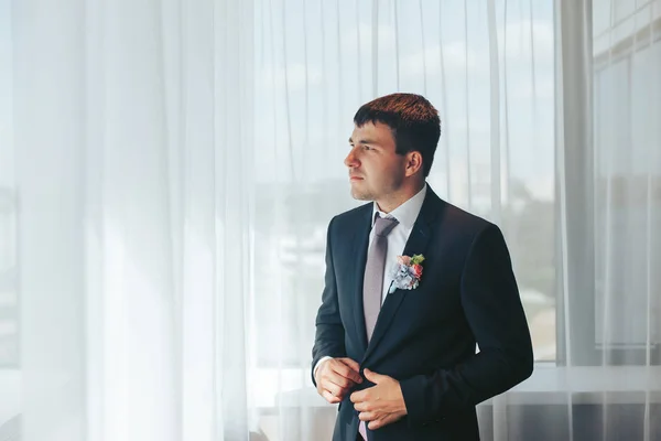 Yakışıklı genç bir adam onun düğün için hazırlanıyor. Sabah damat — Stok fotoğraf