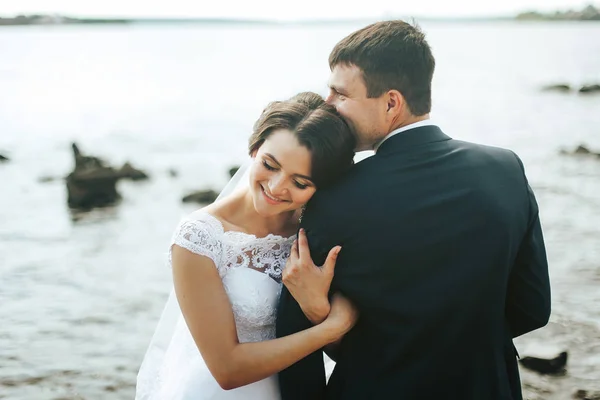 Retrato de recién casados felices en la naturaleza —  Fotos de Stock