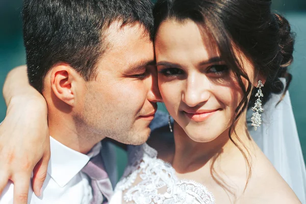 Porträtt av lyckliga bruden och brudgummen närbild — Stockfoto