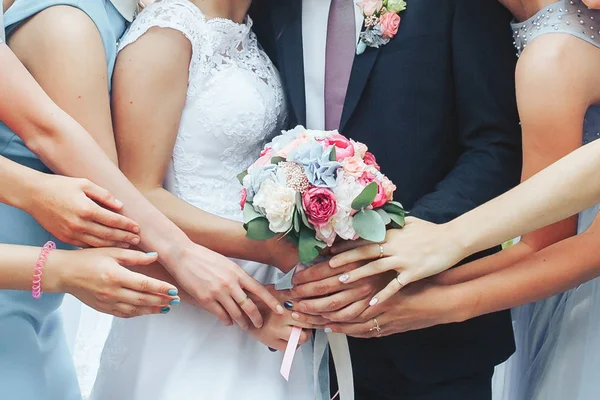 As mãos da noiva e o noivo com um buquê de flores rodeiam — Fotografia de Stock
