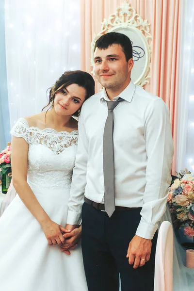 Πορτρέτο της νύφης και του γαμπρού στο συμπόσιο. Γυναίκα βάλει την ΗΕΑ — Φωτογραφία Αρχείου