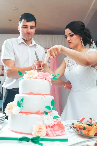 A noiva e o noivo cortaram o bolo de casamento juntos. — Fotografia de Stock