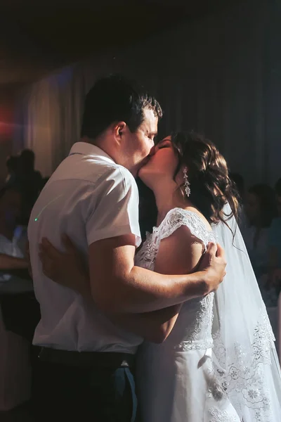 Муж целует жену в конце брачной ночи — стоковое фото