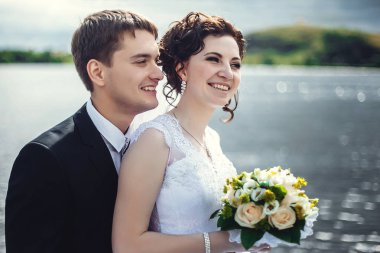 Mutlu gelin ve damat arka plan üzerine güzel portresi