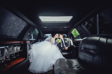 Limuzinde oturan çift. Güzel bir genç co portresi