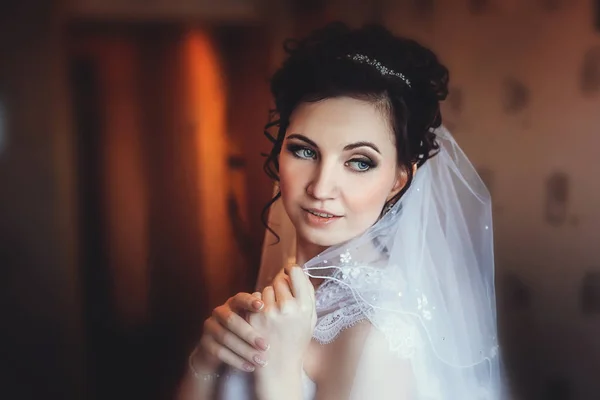 Módní fotografie krásná nevěsta s tmavými vlasy v elegantní svatební — Stock fotografie