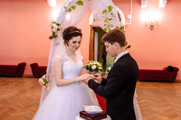 Der Bräutigam trägt der Braut einen Ehering — Stockfoto