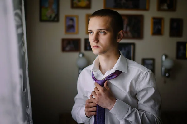 Hombre en camisa vestirse y ajustar la corbata en el cuello en casa — Foto de Stock