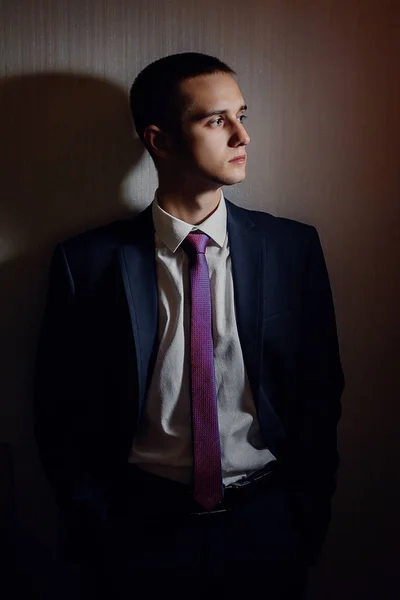 Retrato de un joven hombre de negocios guapo, vestido de traje. Estudio de luz . — Foto de Stock