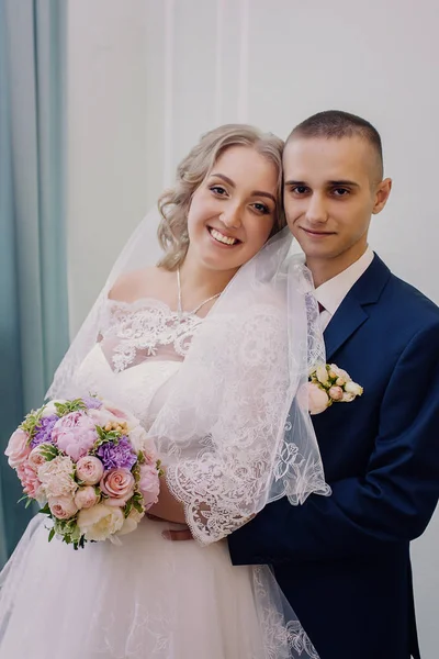 Les jeunes mariés regardent doucement les uns les autres.la mariée et le marié embrassant doucement indoors.brides dans une cérémonie de mariage dans un concept élégant interior.weding day.weding — Photo