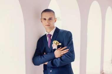 Pantolon ve bir veststylish bir iş suita adamı şık genç adam morningattractive adam duvara yaslanmış parlak roomthe adam standları mamülleri