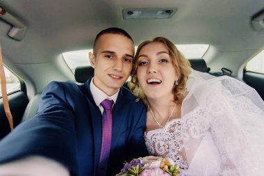 Gelin ve damat selfie arabada yapmak