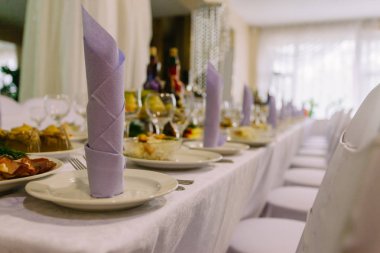 Düğün için hazırlanmış bir masa ya da başka bir akşam yemeği.