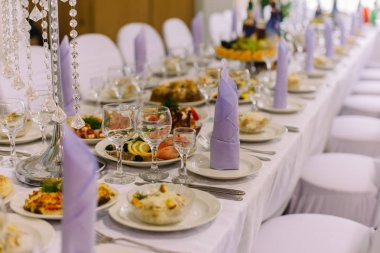 Düğün için hazırlanmış bir masa ya da başka bir akşam yemeği.