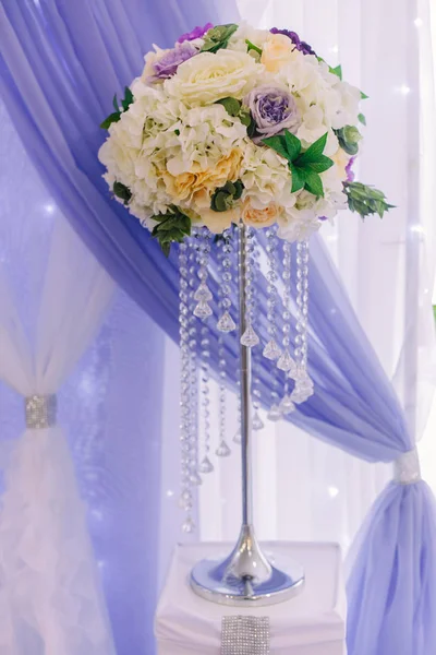 Mesa de banquete de casamento com decoração de flores — Fotografia de Stock