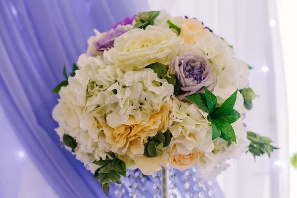 Mesa de banquete de casamento com decoração de flores — Fotografia de Stock