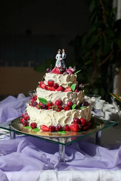 Nagie tort ozdobiony jagody i kwiaty — Zdjęcie stockowe