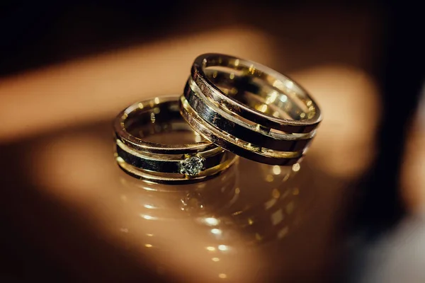 Δύο χρυσά γαμήλια δαχτυλίδια, κοντινό πλάνο — Φωτογραφία Αρχείου