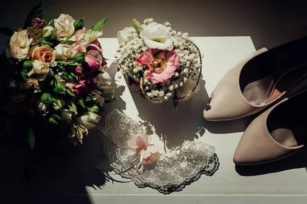 Accessori nuziali per la sposa. Scarpe bianche bouquet di fiori e giarrettiera — Foto Stock