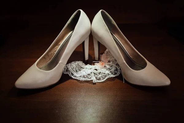 花嫁のための結婚式のアクセサリー。白い靴とガーター — ストック写真