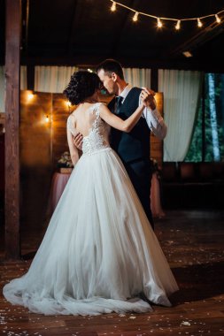 Güzel bir genç çift ilk düğün dansı yapar. Şık bir beyaz elbise ve damat gelin düğün salonu merkezinde bulunmaktadır