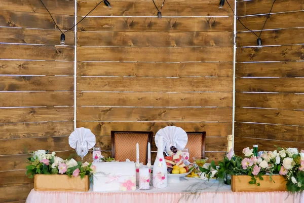 Decoración de la mesa de bodas recién casados. Hermosos arreglos florales —  Fotos de Stock