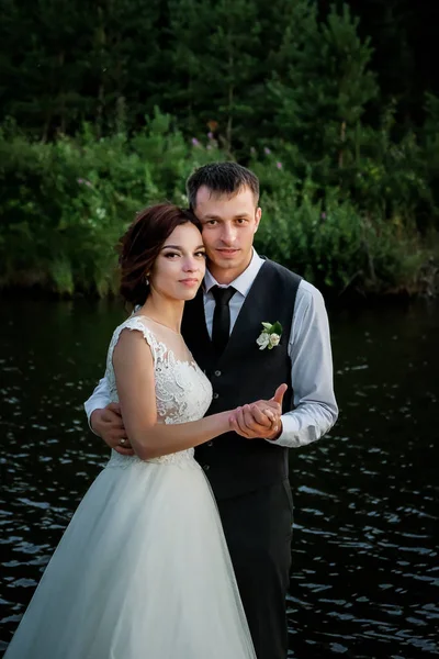 Beau portrait des jeunes mariés sur fond de nature — Photo