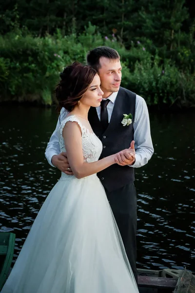 Belo retrato dos recém-casados no fundo da natureza — Fotografia de Stock