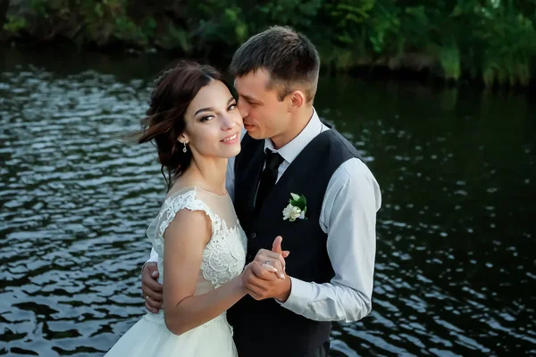 Belo retrato dos recém-casados no fundo da natureza — Fotografia de Stock