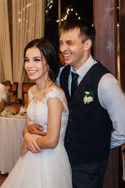 Joyeux souriant mariée et marié debout dans la salle des fêtes pendant les félicitations — Photo