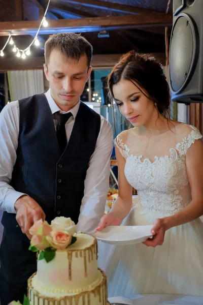 A noiva e o noivo cortaram o bolo de casamento juntos. O conceito do casamento — Fotografia de Stock