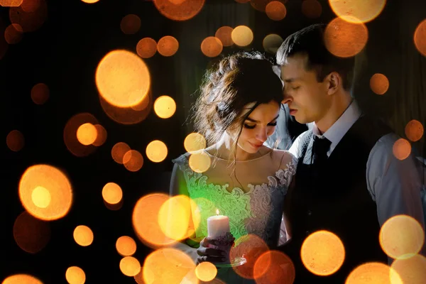 A menyasszony és a vőlegény, a sárga fények körül gyönyörű portréja — Stock Fotó