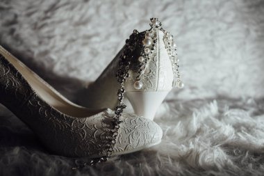 Düğün aksesuarı gelin. Şık ayakkabılar, küpeler, jartiyer.