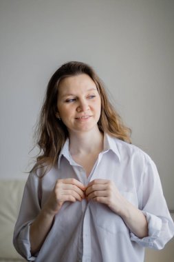 Kollarında bir bebekle genç bir anne. Kıyafetsiz. Yaşam tarzı