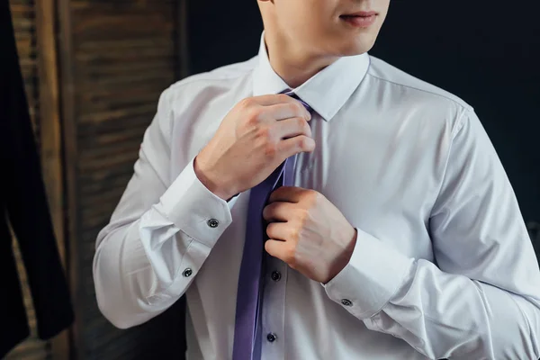 Mannen i en skjorta rätar ut slipsen — Stockfoto